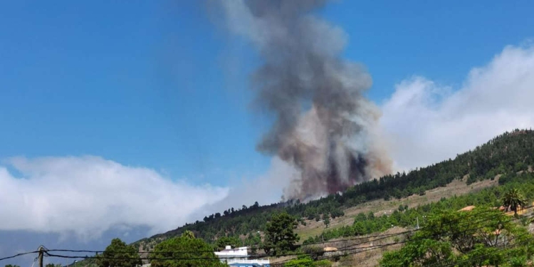 Canarie, eruzione vulcano Cumbre Vieja (foto Twitter)