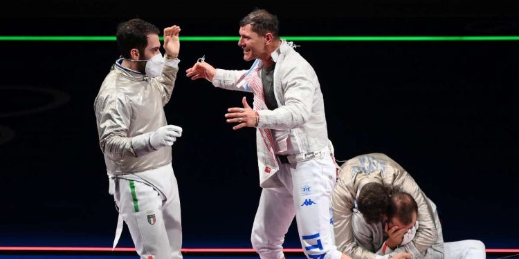 Aldo Montano festeggia alle Olimpiadi Tokyo 2020 (Foto LaPresse)