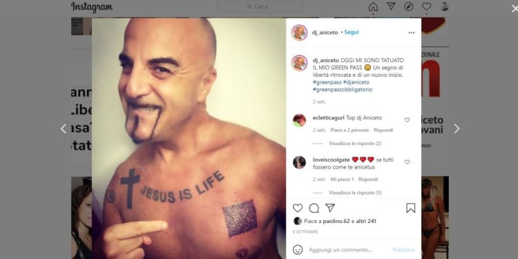 Dj Aniceto, tatuaggio green pass (Foto Instagram)