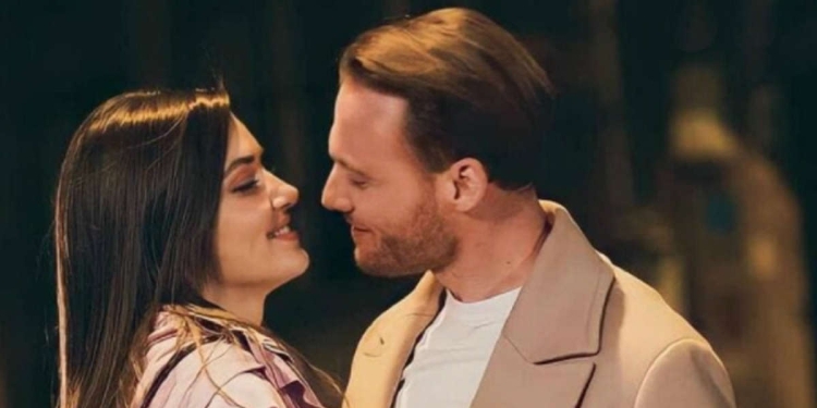 Kerem Bürsin in compagnia di Hande Erçel