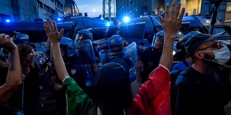 Manifestazione "No green pass" a Milano (Foto: 2021, LaPresse)