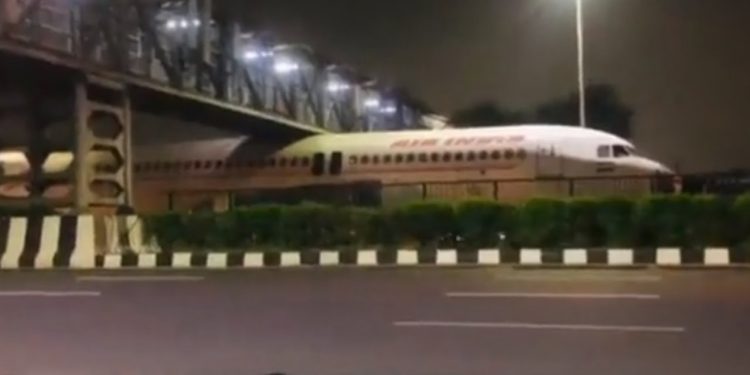 Aereo rimane incastrato sotto un ponte in India (foto: screen da Twitter)