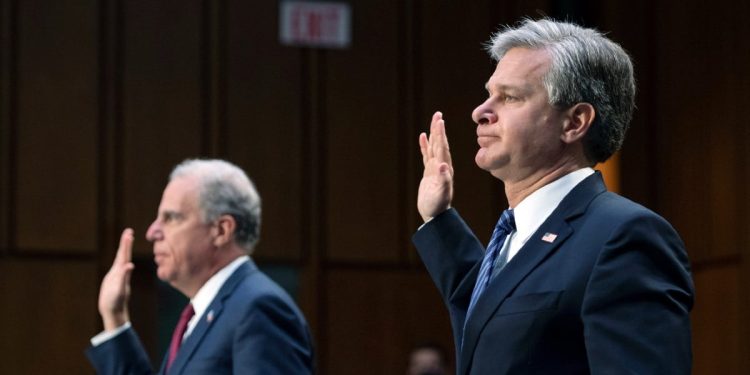 In primo piano il direttore dell'Fbi, Christopher Wray (LaPresse)