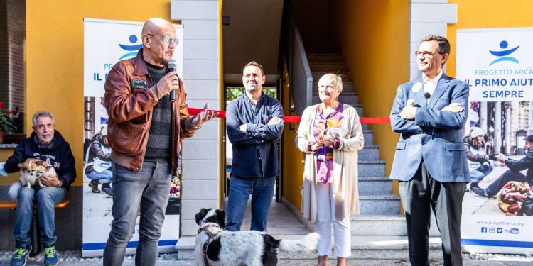 Enrico Ruggeri all'inaugurazione di Cascina Vita Nova-Giorgina Venosta (foto Fondazione Progetto Arca)