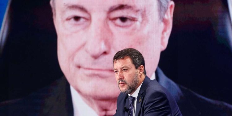 Matteo Salvini, leader della Lega, con Mario Draghi sullo sfondo (LaPresse)