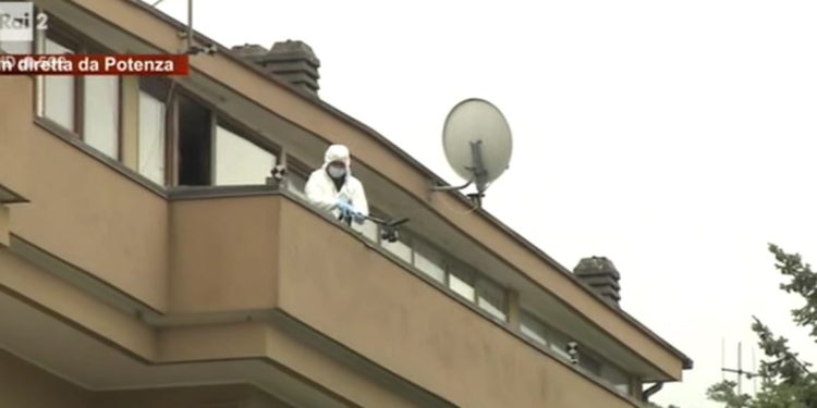 Rilievi dei Ris sul balcone da cui è caduta Dora Lagreca (Ore 14)