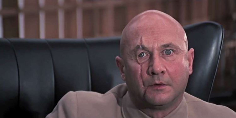 Ernst Stavro Blofeld in una scena del film