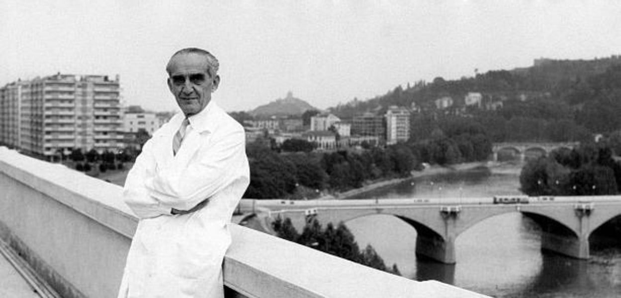 (PREMIUM RATES APPLY) Italian heart surgeon Achille Mario Dogliotti relaxing on the terrace of the hospital after a surgery. Turin, June 1961 (Photo by Sergio del Grande/Mondadori via Getty Images