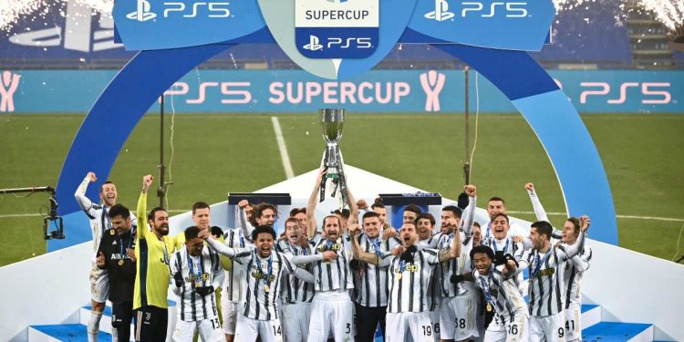 Finale Supercoppa a rischio - Juventus alla premiazione della Supercoppa Italiana 2020 (LaPresse)