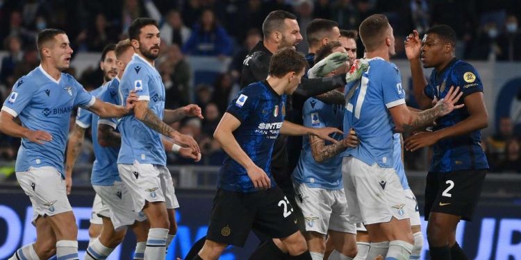 Lazio Inter: rissa all'Olimpico (Foto LaPresse)