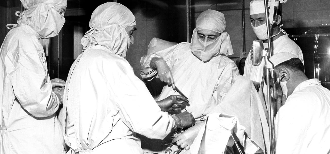 Il professor Achille Mario Dogliotti mentre esegue un'operazione al cuore (Foto: LaPresse)