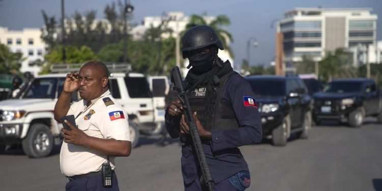 Forze di sicurezza pattugliano Port-au-Prince dopo il rapimento (LaPresse)