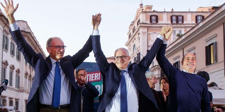 Roberto Gualtieri (Pd), neosindaco di Roma, tra Enrico Letta e Nicola Zingaretti (LaPresse)