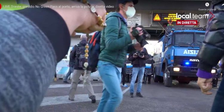 L'ingresso della polizia nell'area portuale visto dai dimostranti (foto: frame da Youtube/Local Team