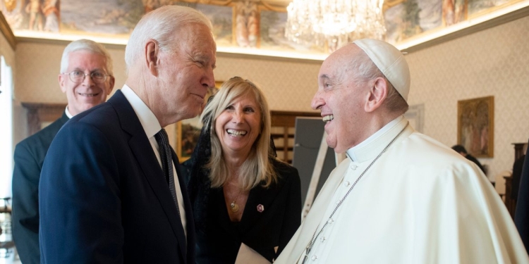 Biden da Papa Francesco