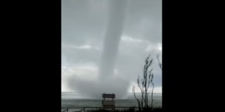 Tromba d'aria a Marinella di Selinunte (foto: screenshot da YouTube)