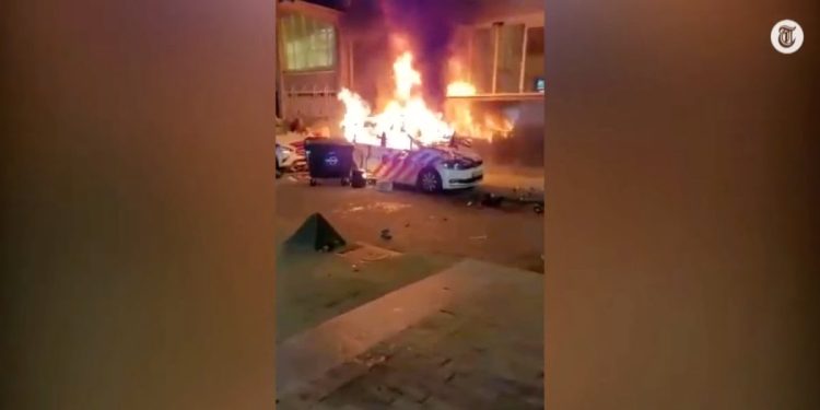 Proteste anti lockdown a Rotterdam (Foto: YouTube)