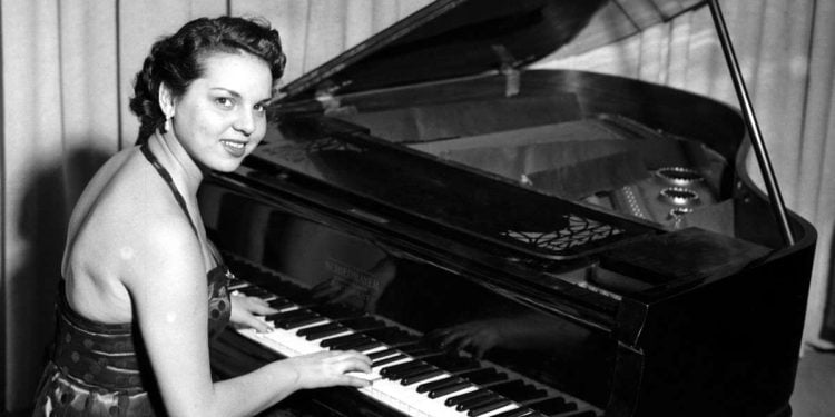 © Silvio Durante / Archivio Storico LAPRESSE
30-09-1952
Fatima Robins
Nella foto: La cantante FATIMA ROBINS,moglie di FRED BUSCAGLIONE, mentre si esibisce al piano
NEG-32185