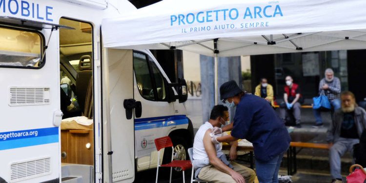 Il camper vaccinale di Progetto Arca per immunizzare i senza dimora (foto Daniele Lazzaretto)