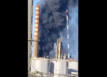 Incendio alla raffineria Eni a Livorno (Foto: YouTube)