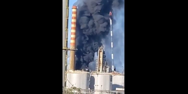 Incendio alla raffineria Eni a Livorno (Foto: YouTube)