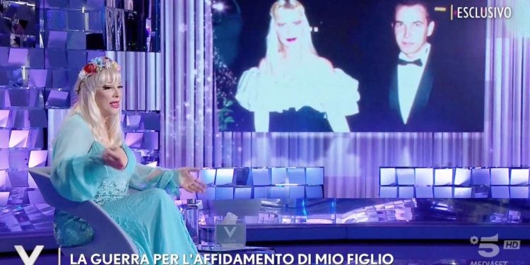 Ilona Staller e Jeff Koons sullo sfondo