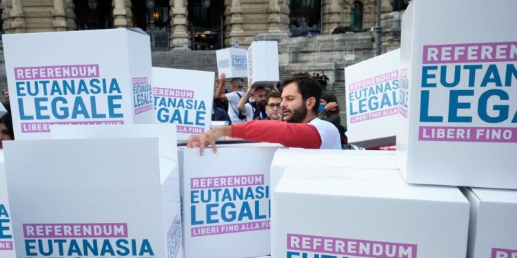 I radicali consegnano le firme pro referendum in Cassazione (LaPresse)