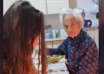 Rita Queenj con la nonna malata di demenza senile (Tik Tok)