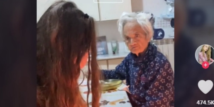 Rita Queenj con la nonna malata di demenza senile (Tik Tok)