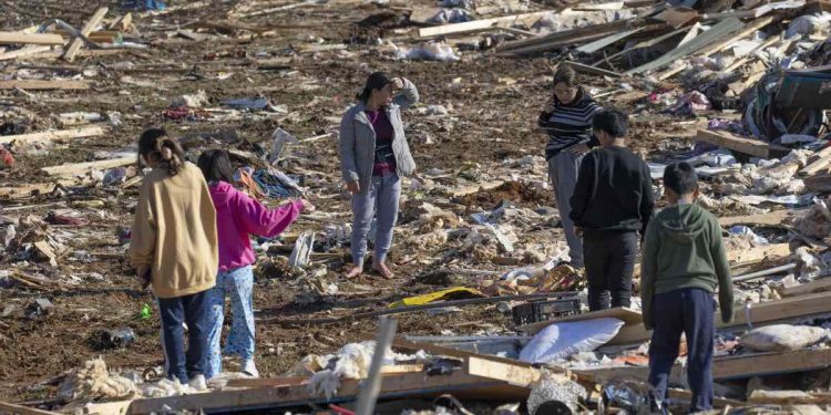 La devastazione dei tornado in Kentucky (Foto: LaPresse)