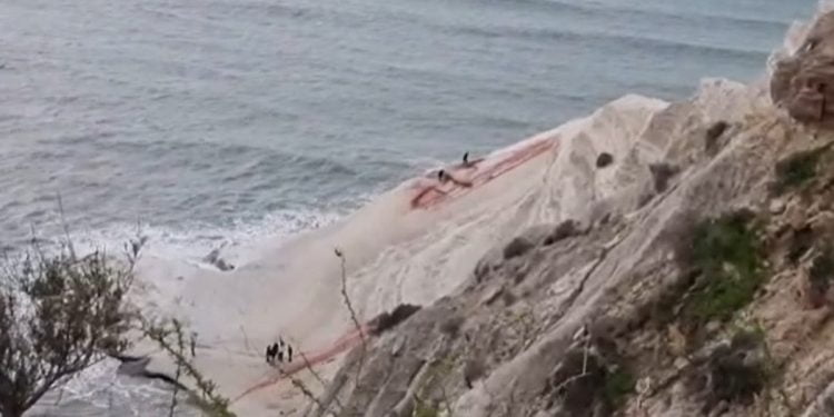 Scala dei turchi imbrattata (screen da YouTube)