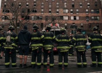 Vigili del fuoco davanti al palazzo incendiato nel Bronx