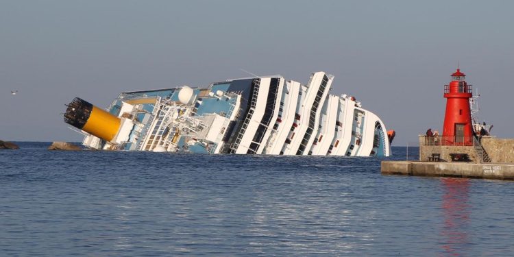 La nave Costa Concordia dopo l'incidente (Foto: LaPresse)