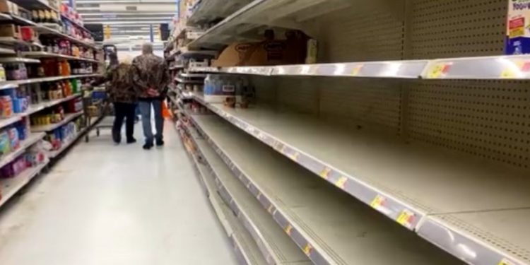 Scaffali vuoti nei supermercati USA (foto da profilo Twitter di Reuters)