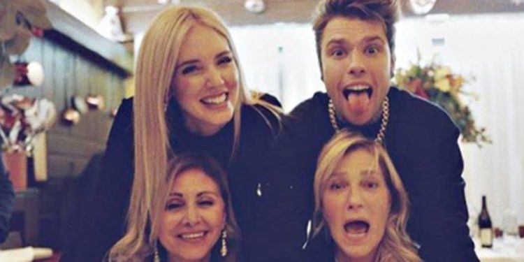 Chiara Ferragni e Fedez con le rispettive mamme