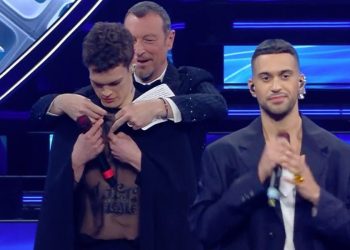 Blanco e l'incidente col mantello a Sanremo 2022