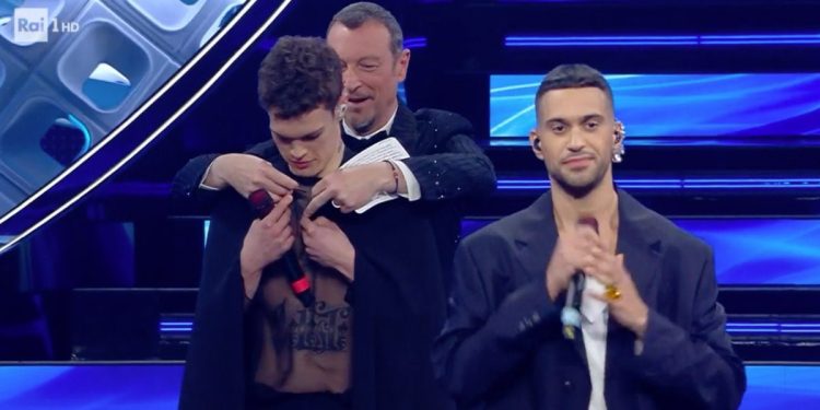 Blanco e l'incidente col mantello a Sanremo 2022