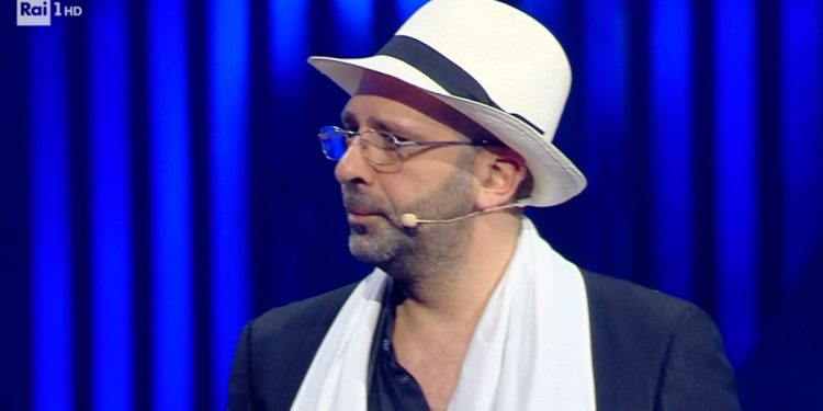 Checco Zalone virologo a Sanremo 2022