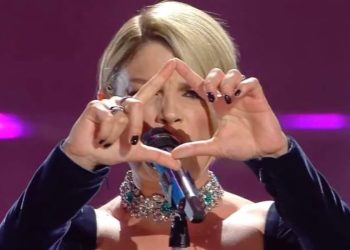 Emma Marrone e il gesto del triangolo a Sanremo 2022