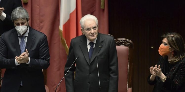 Sergio Mattarella applaudito in parlamento (LaPresse)