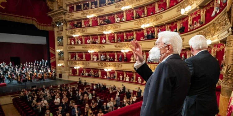 Sergio Mattarella alla Scala di Milano. La prima volta in cui il "popolo" ha chiesto il bis (LaPresse)