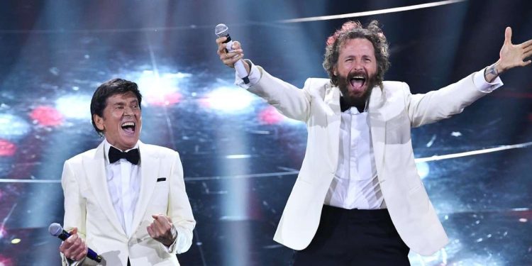 Gianni Morandi e Jovanotti sul palco di Sanremo (LaPresse)