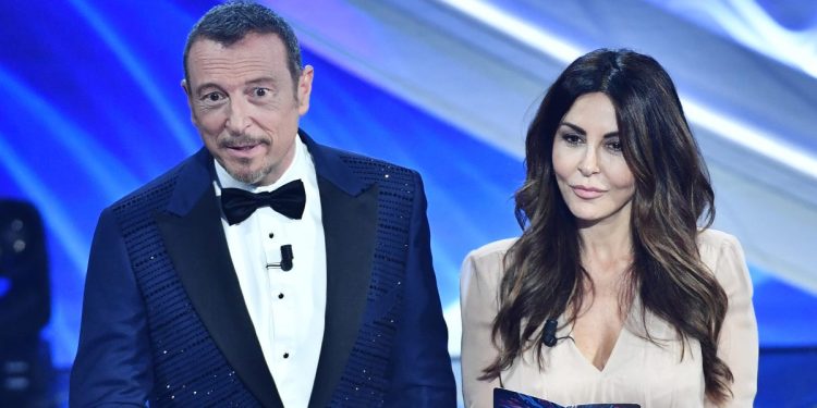 Amadeus e Sabrina Ferilli a Sanremo 2022 (Foto: LaPresse)