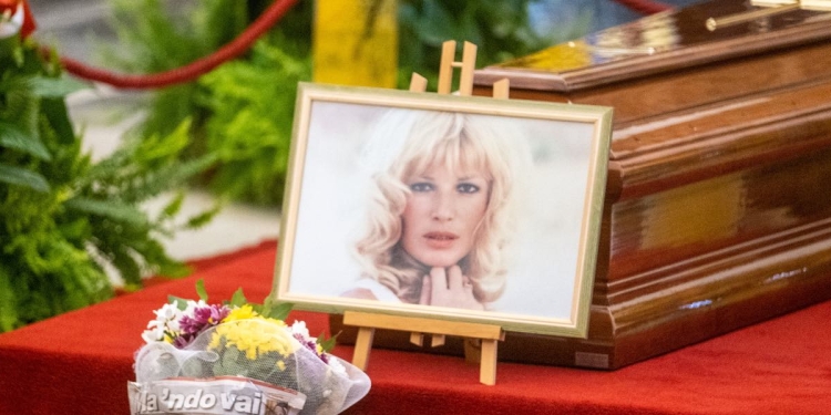 Monica Vitti nella camera ardente allestita al Comune di Roma (Foto: LaPresse)