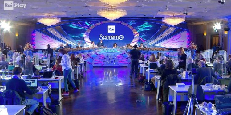 Sabrina Ferilli al termine della conferenza stampa di Sanremo 2022