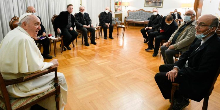 Papa francesco con i gesuiti