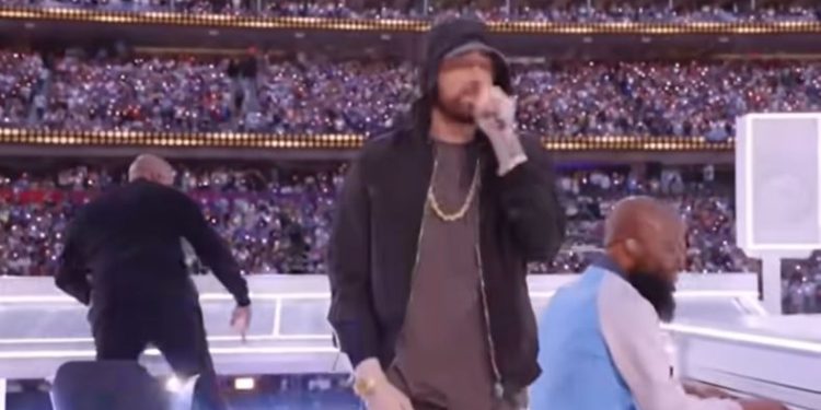 Eminem all'Halftime Super Bowl 2022 (screen da Youtube)