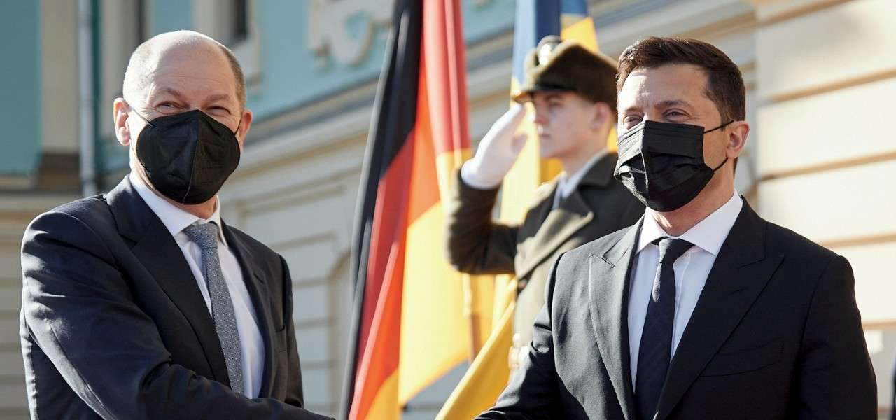 Il cancelliere tedesco Olaf Scholz con il presidente ucraino Volodymyr Zelensky (LaPresse)