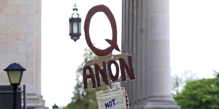 QAnon (Foto: 2020, LaPresse)