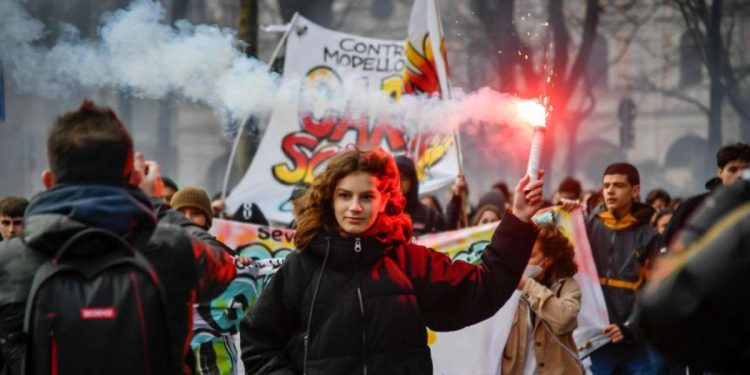 Studenti in piazza (LaPresse)